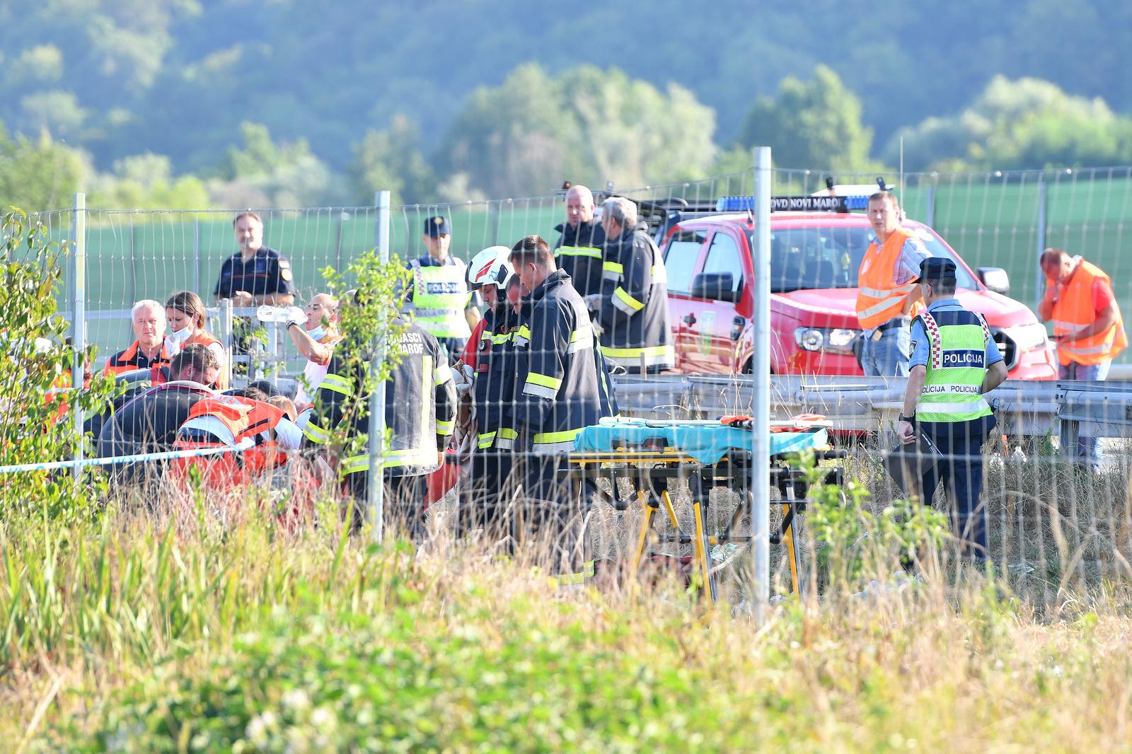 Teška nesreća na A4: Sletio autobus, hitna i policija odnose ranjene putnike Teška nesreća na A4: Sletio autobus, hitna i policija odnose ranjene putnike