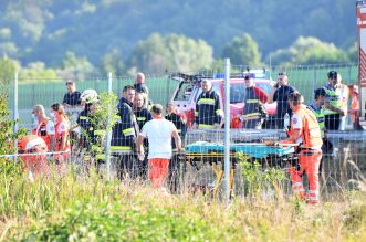 Teška nesreća na A4: Sletio autobus, hitna i policija odnose ranjene putnike Teška nesreća na A4: Sletio autobus, hitna i policija odnose ranjene putnike
