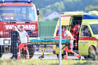 Teška nesreća na A4: Sletio autobus, hitna i policija odnose ranjene putnike Teška nesreća na A4: Sletio autobus, hitna i policija odnose ranjene putnike