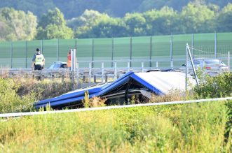 Teška nesreća na A4: Sletio autobus, više poginulih, veći broj teško ozlijeđenih Teška nesreća na A4: Sletio autobus, više poginulih, veći broj teško ozlijeđenih