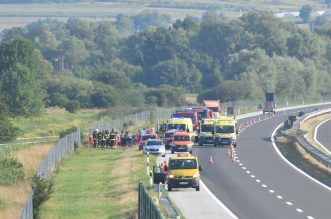 Teška nesreća na A4: Sletio autobus, više poginulih, veći broj teško ozlijeđenih Teška nesreća na A4: Sletio autobus, više poginulih, veći broj teško ozlijeđenih