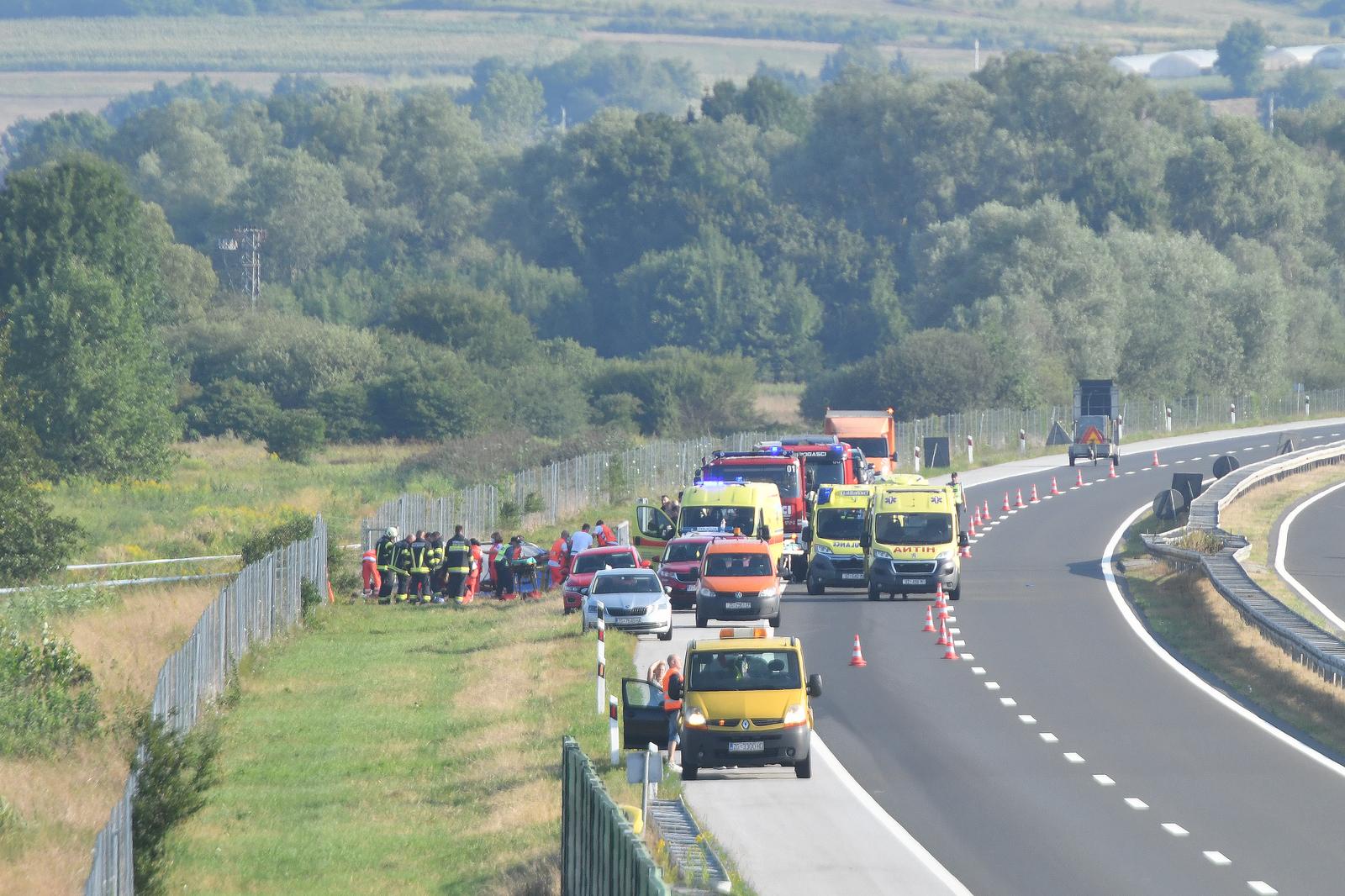 Teška nesreća na A4: Sletio autobus, više poginulih, veći broj teško ozlijeđenih Teška nesreća na A4: Sletio autobus, više poginulih, veći broj teško ozlijeđenih