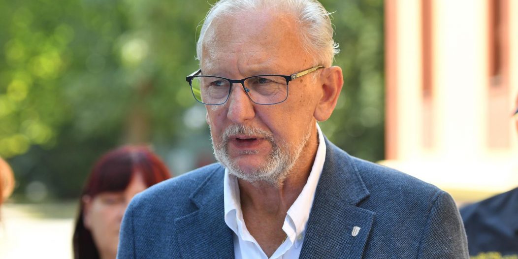 Potpredsjednik vlade i ministar unutarnjih poslova Davor Božinović potvrdio je da je u bolnici preminula još jedna osoba Potpredsjednik vlade i ministar unutarnjih poslova Davor Božinović potvrdio je da je u bolnici preminula još jedna osoba