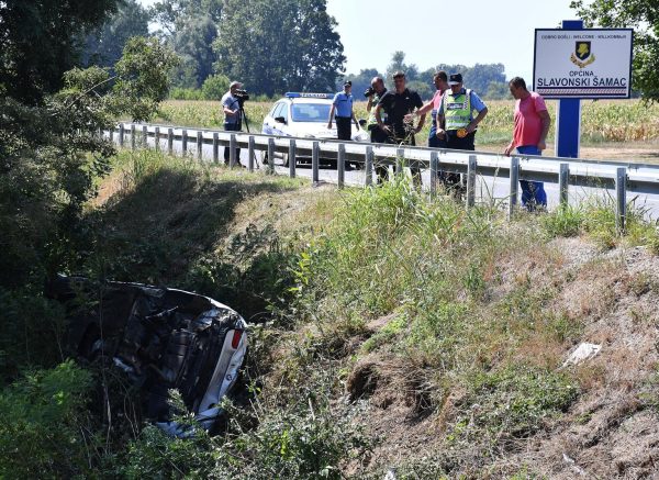 Teška prometna nesreća u Sikirevcima u kojoj su život izgubila dva mladića, a još  trojica ozlijeđena