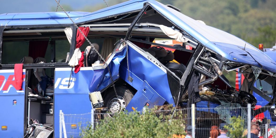 Teška nesreća na A4: Izvlačenje autobusa nakon nesreće u kojoj je poginulo 12 ljudi Teška nesreća na A4: Izvlačenje autobusa nakon nesreće u kojoj je poginulo 12 ljudi