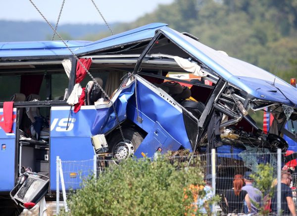 Teška nesreća na A4: Izvlačenje autobusa nakon nesreće u kojoj je poginulo 12 ljudi