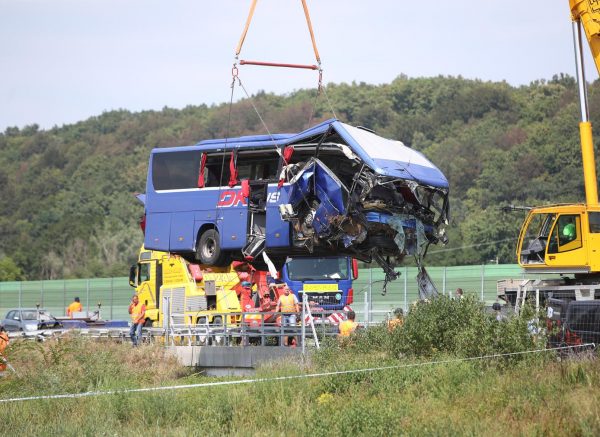 Teška nesreća na A4: Izvlačenje autobusa nakon nesreće u kojoj je poginulo 12 ljudi