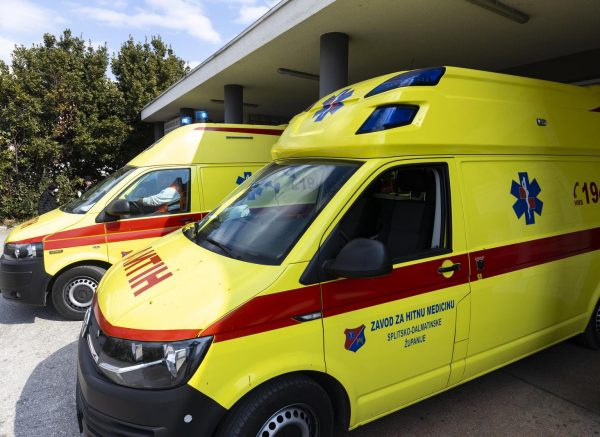 Split: Djelatnici Hitne pomoći upalili sirene točno u podne u sklopu inicijative “Naših 5 minuta”