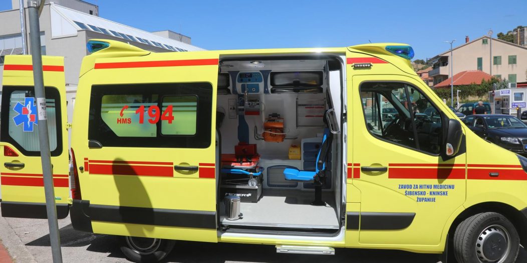 Marko Jelić predao ključeve novog sanitetskog vozila županijskom Zavodu za hitnu medicinu Marko Jelić predao ključeve novog sanitetskog vozila županijskom Zavodu za hitnu medicinu