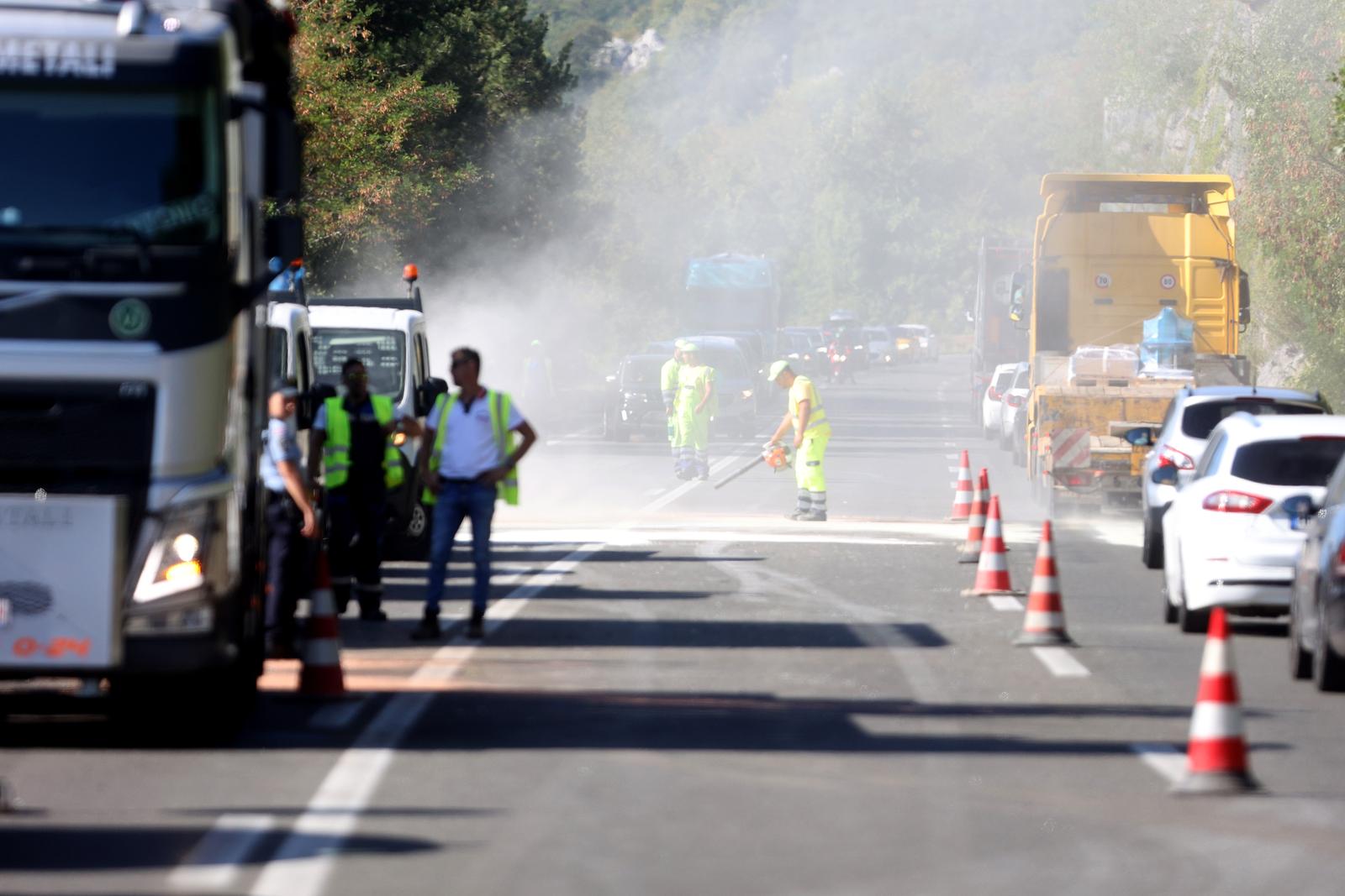 Učka: Sudarila se dva kombija i cisterna, jedna osoba poginula Učka: Sudarila se dva kombija i cisterna, jedna osoba poginula
