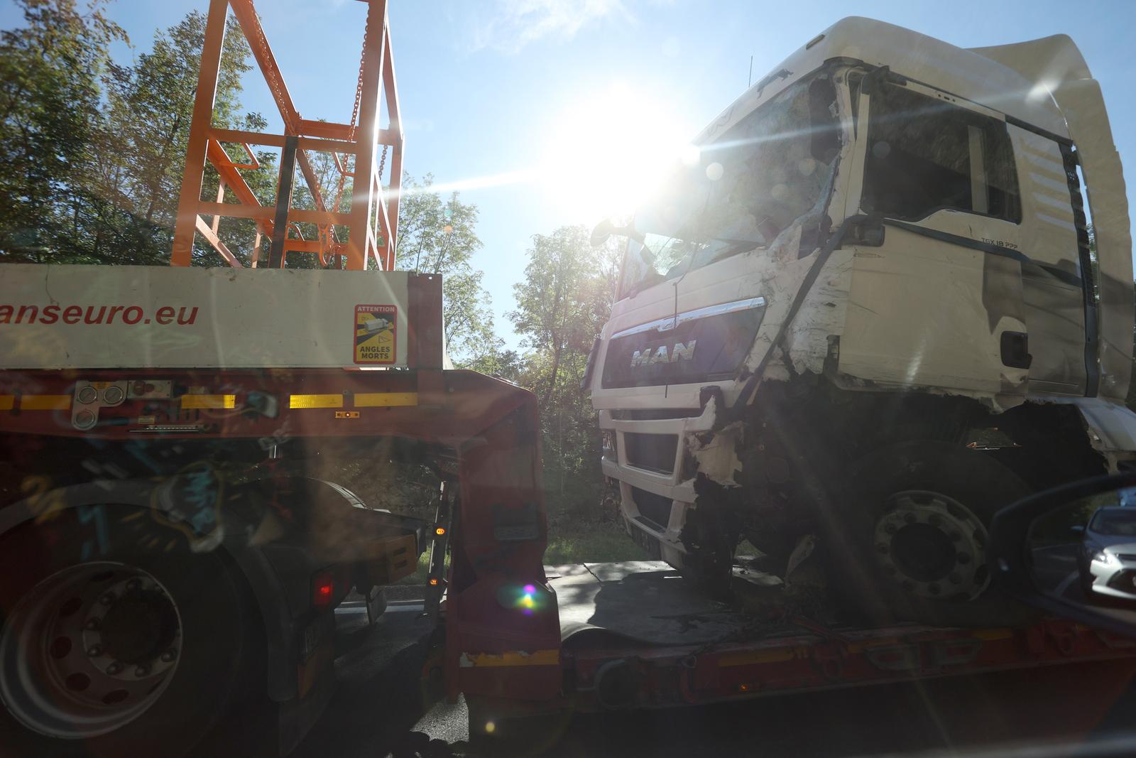 Učka: Sudarila se dva kombija i cisterna, jedna osoba poginula Učka: Sudarila se dva kombija i cisterna, jedna osoba poginula