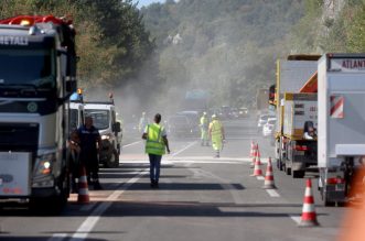Učka: Sudarila se dva kombija i cisterna, jedna osoba poginula Učka: Sudarila se dva kombija i cisterna, jedna osoba poginula