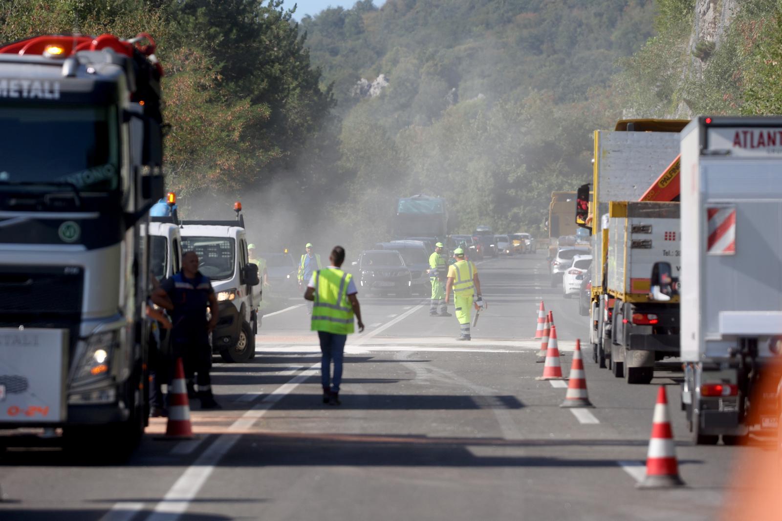 Učka: Sudarila se dva kombija i cisterna, jedna osoba poginula Učka: Sudarila se dva kombija i cisterna, jedna osoba poginula