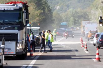 Učka: Sudarila se dva kombija i cisterna, jedna osoba poginula Učka: Sudarila se dva kombija i cisterna, jedna osoba poginula