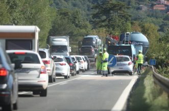 Učka: Sudarila se dva kombija i cisterna, jedna osoba poginula Učka: Sudarila se dva kombija i cisterna, jedna osoba poginula