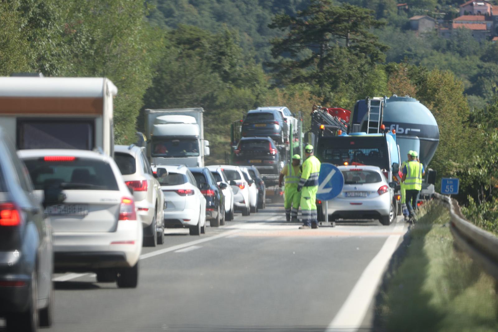 Učka: Sudarila se dva kombija i cisterna, jedna osoba poginula Učka: Sudarila se dva kombija i cisterna, jedna osoba poginula