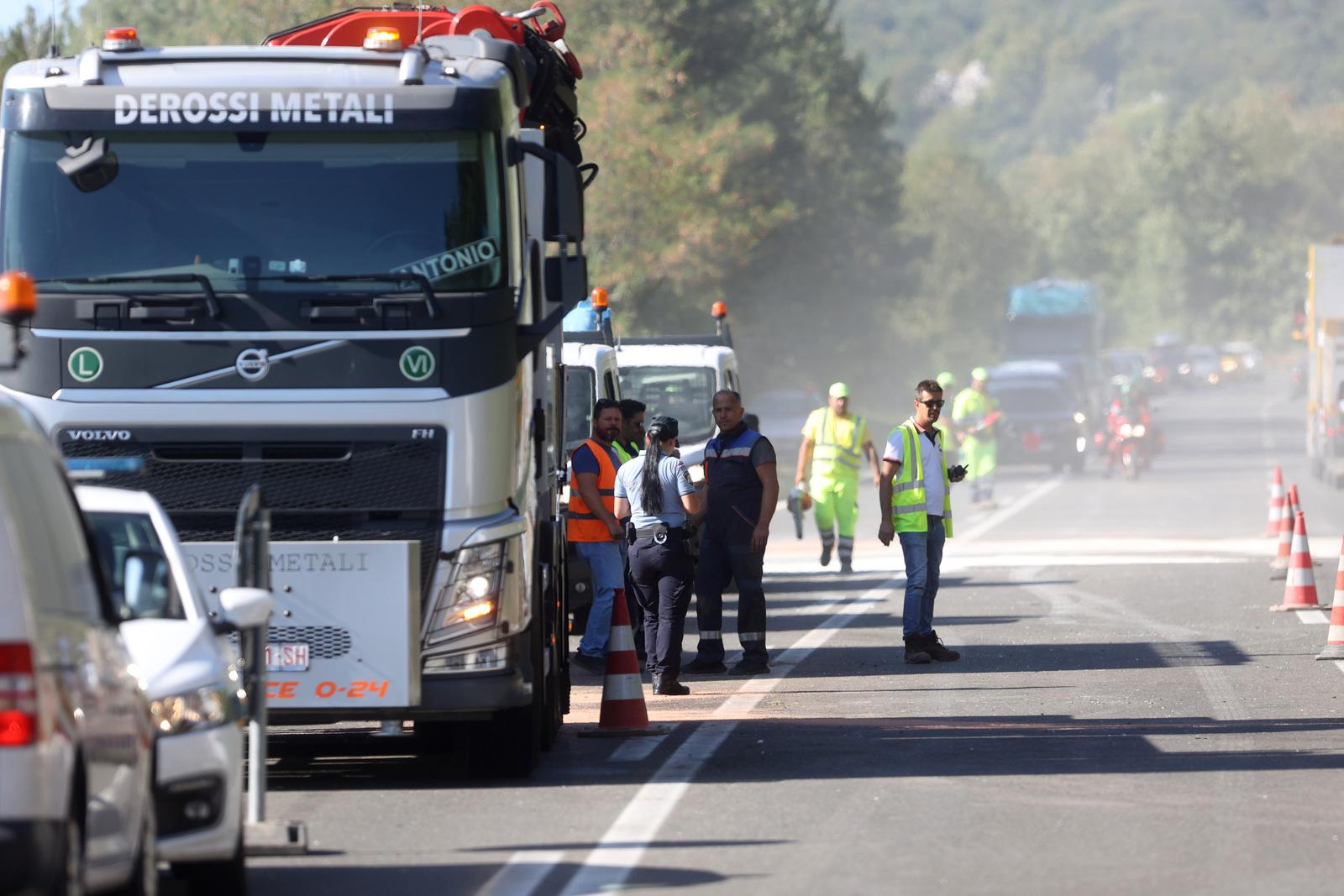 Učka: Sudarila se dva kombija i cisterna, jedna osoba poginula Učka: Sudarila se dva kombija i cisterna, jedna osoba poginula
