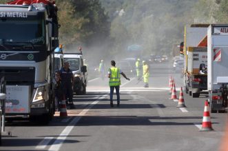 Učka: Sudarila se dva kombija i cisterna, jedna osoba poginula Učka: Sudarila se dva kombija i cisterna, jedna osoba poginula