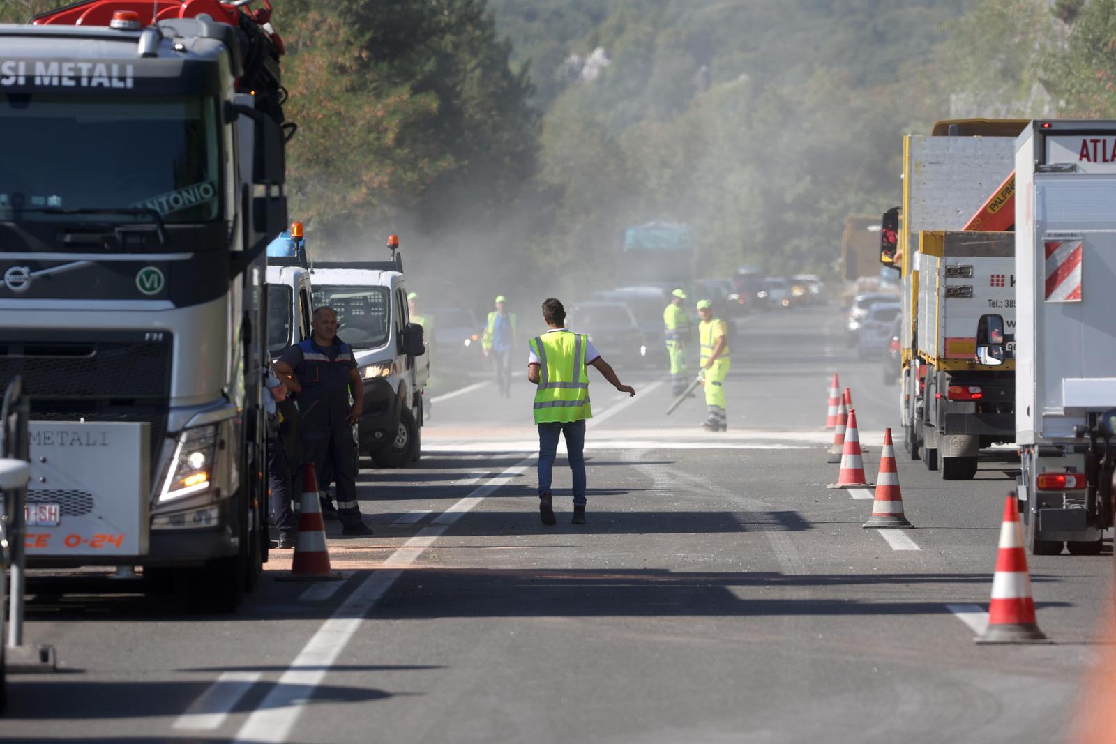 Učka: Sudarila se dva kombija i cisterna, jedna osoba poginula Učka: Sudarila se dva kombija i cisterna, jedna osoba poginula