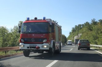 Učka: Sudarila se dva kombija i cisterna, jedna osoba poginula Učka: Sudarila se dva kombija i cisterna, jedna osoba poginula