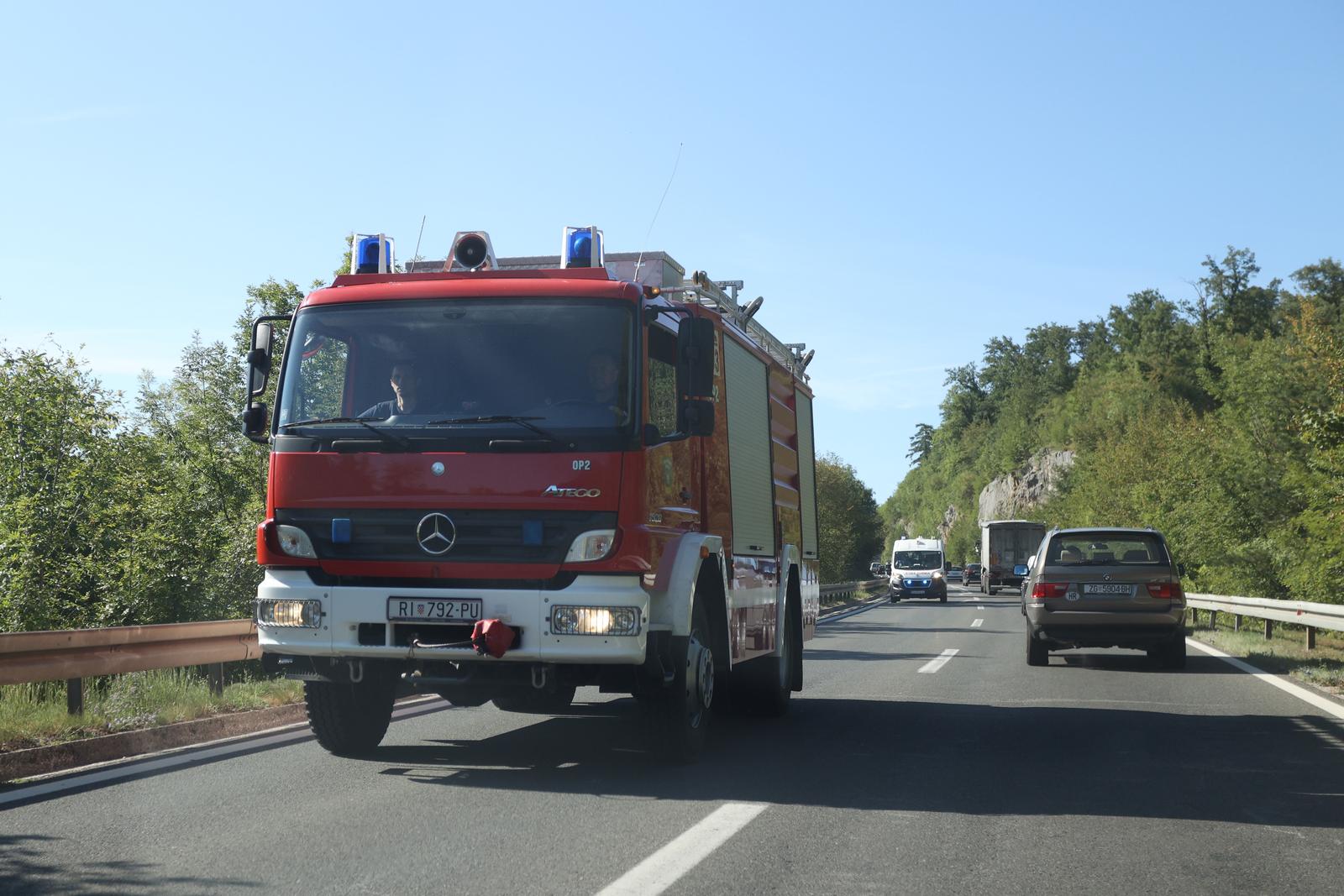 Učka: Sudarila se dva kombija i cisterna, jedna osoba poginula Učka: Sudarila se dva kombija i cisterna, jedna osoba poginula