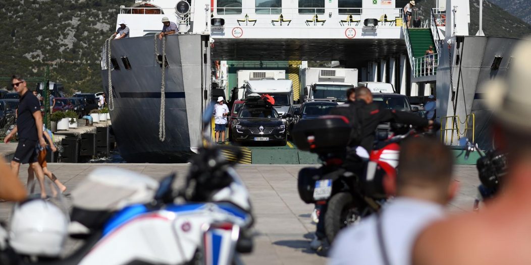 Ploče: Gužva na trajektu za otok Pelješac Ploče: Gužva na trajektu za otok Pelješac