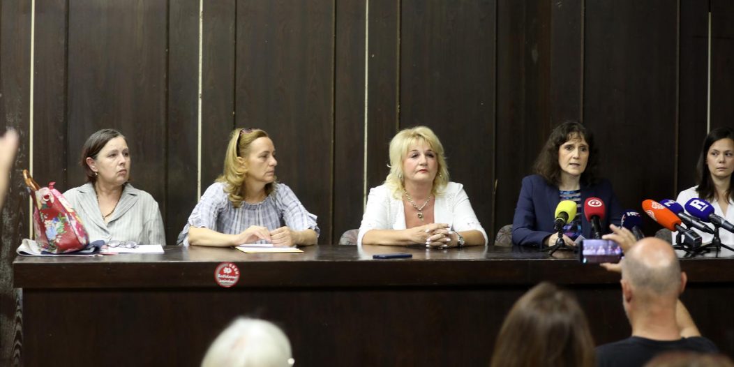 Rijeka: Sindikalna konferencija za medije povodom izvanrednih otkaza na Klinici za onkologiju i radioterapiju Rijeka: Sindikalna konferencija za medije povodom izvanrednih otkaza na Klinici za onkologiju i radioterapiju