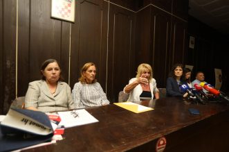Rijeka: Sindikalna konferencija za medije povodom izvanrednih otkaza na Klinici za onkologijui radioterapiju Rijeka: Sindikalna konferencija za medije povodom izvanrednih otkaza na Klinici za onkologijui radioterapiju