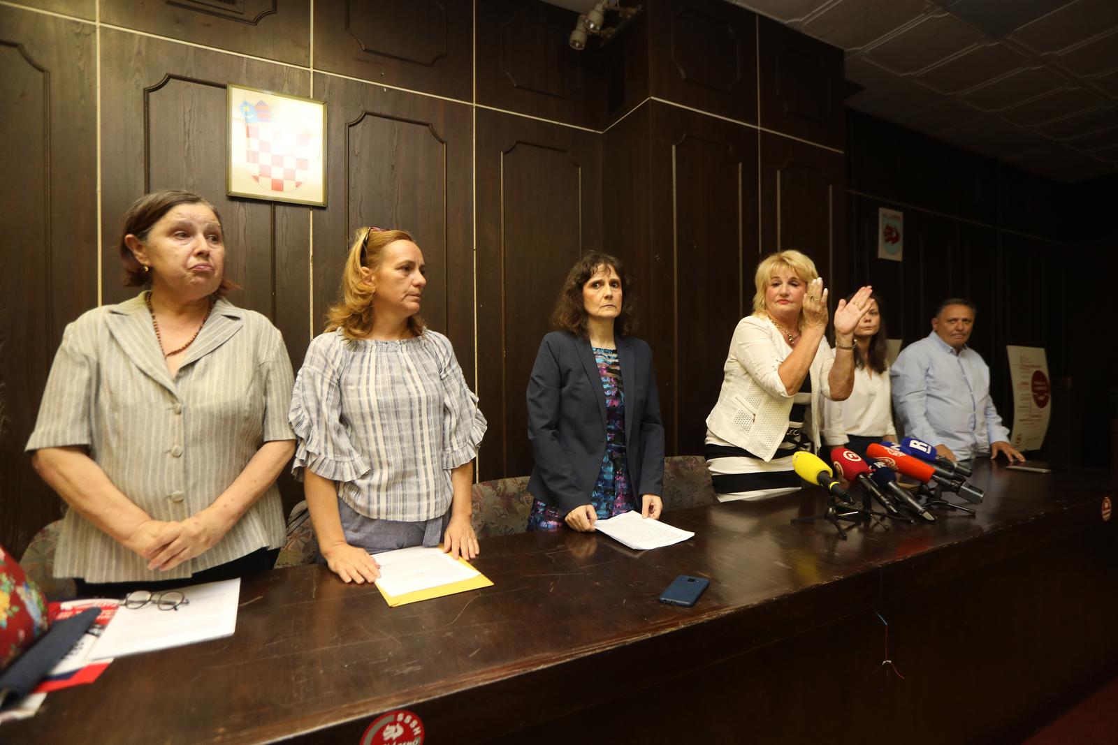 Rijeka: Sindikalna konferencija za medije povodom izvanrednih otkaza na Klinici za onkologijui radioterapiju Rijeka: Sindikalna konferencija za medije povodom izvanrednih otkaza na Klinici za onkologijui radioterapiju