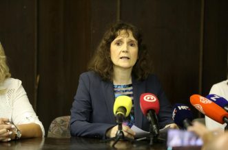 Rijeka: Sindikalna konferencija za medije povodom izvanrednih otkaza na Klinici za onkologijui radioterapiju Rijeka: Sindikalna konferencija za medije povodom izvanrednih otkaza na Klinici za onkologijui radioterapiju