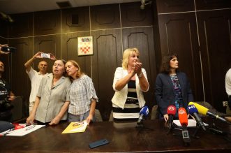 Rijeka: Sindikalna konferencija za medije povodom izvanrednih otkaza na Klinici za onkologijui radioterapiju Rijeka: Sindikalna konferencija za medije povodom izvanrednih otkaza na Klinici za onkologijui radioterapiju