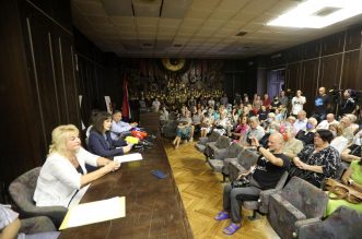 Rijeka: Sindikalna konferencija za medije povodom izvanrednih otkaza na Klinici za onkologijui radioterapiju Rijeka: Sindikalna konferencija za medije povodom izvanrednih otkaza na Klinici za onkologijui radioterapiju