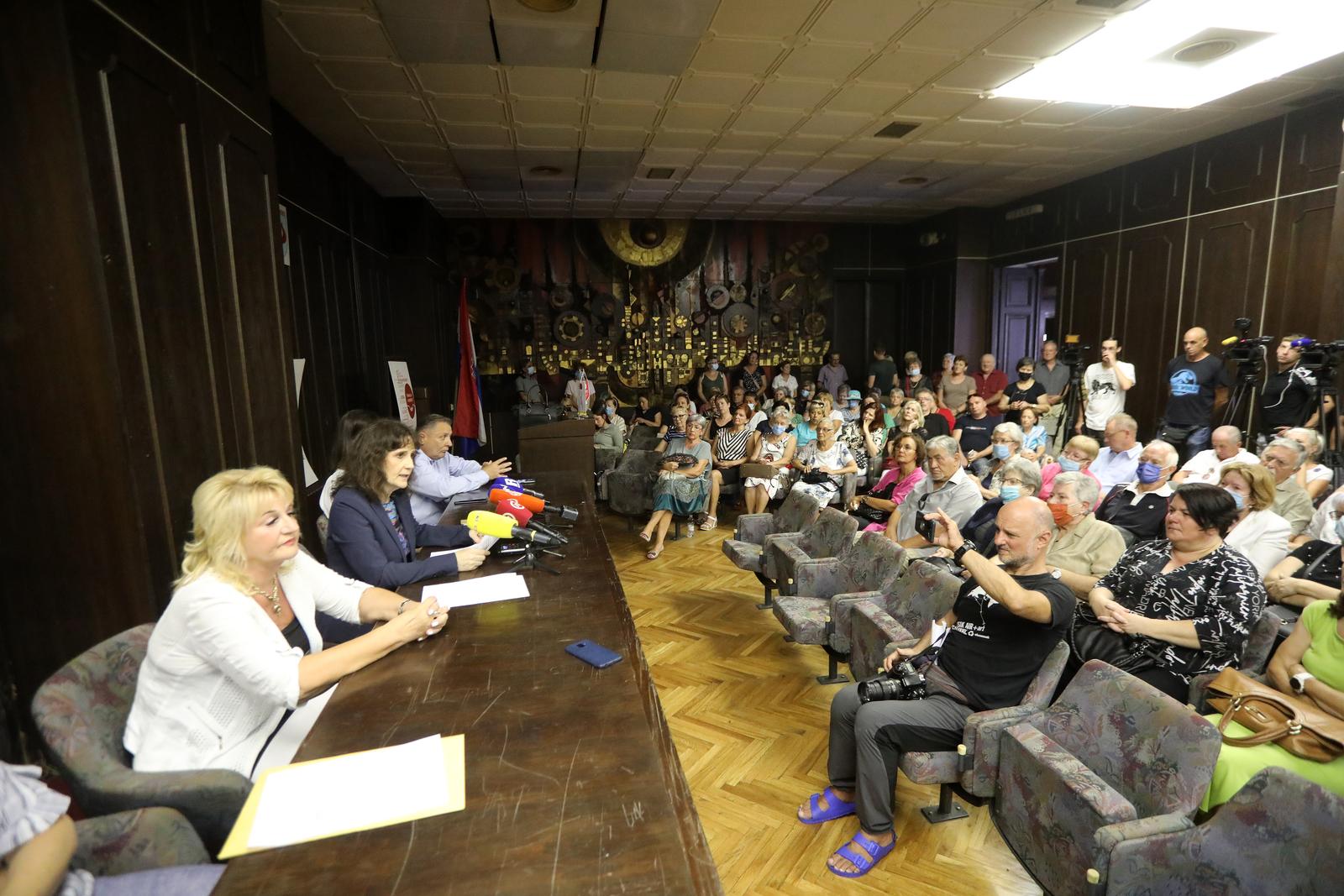 Rijeka: Sindikalna konferencija za medije povodom izvanrednih otkaza na Klinici za onkologijui radioterapiju Rijeka: Sindikalna konferencija za medije povodom izvanrednih otkaza na Klinici za onkologijui radioterapiju