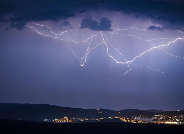 Munje tijekom nevremena udarale u more