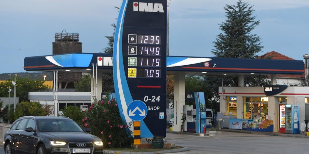 Od ponoći nove cijene goriva, Vlada fiksirala cijenu plavog dizela Od ponoći nove cijene goriva, Vlada fiksirala cijenu plavog dizela