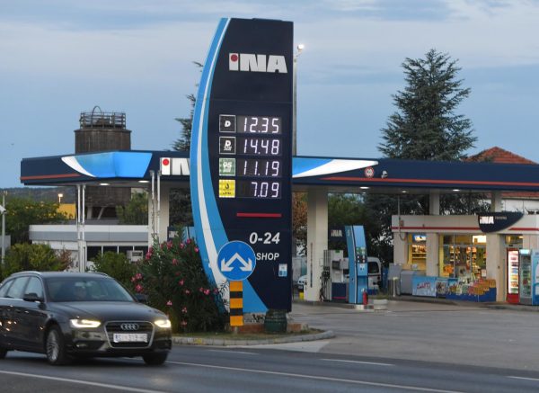 Od ponoći nove cijene goriva, Vlada fiksirala cijenu plavog dizela