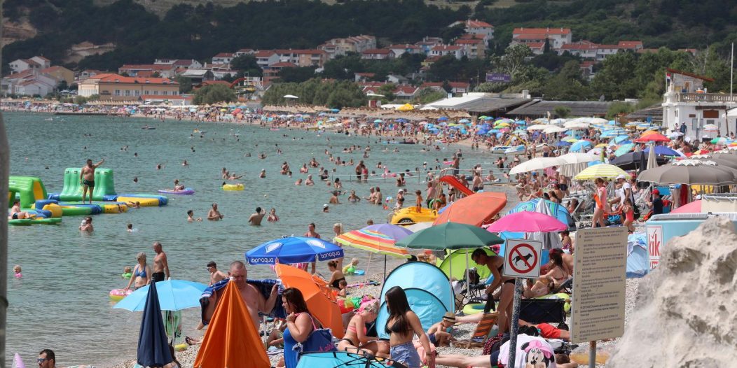 Plaža u Baškoj prepuna je kupača Plaža u Baškoj prepuna je kupača
