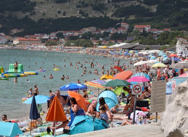 Plaža u Baškoj prepuna je kupača