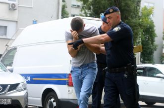 Karlovac: Privođenje muškarca koji je nožem izbo suprugu i prijatelja Karlovac: Privođenje muškarca koji je nožem izbo suprugu i prijatelja