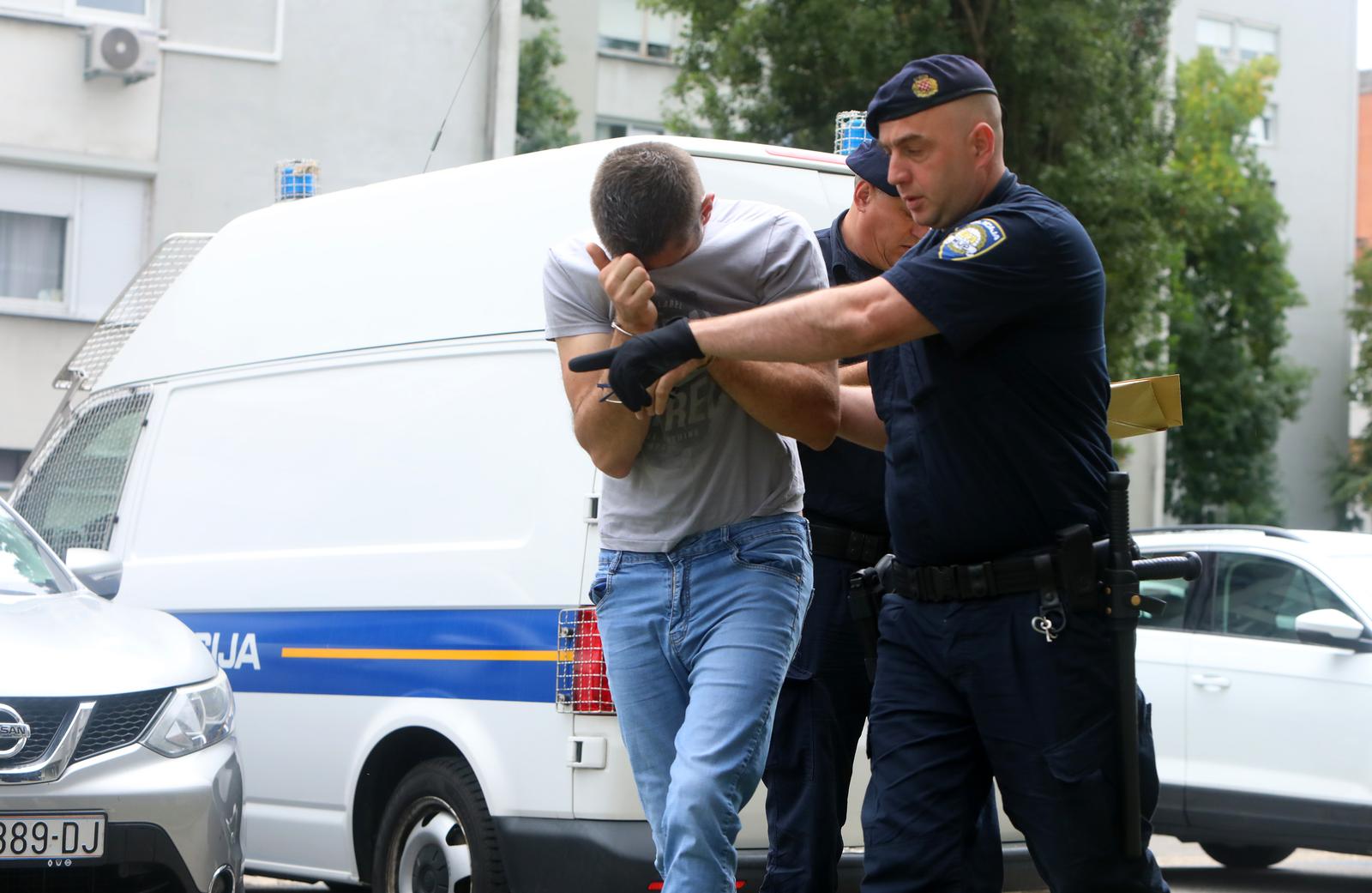 Karlovac: Privođenje muškarca koji je nožem izbo suprugu i prijatelja Karlovac: Privođenje muškarca koji je nožem izbo suprugu i prijatelja
