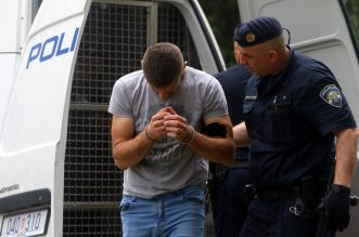 Karlovac: Privođenje muškarca koji je nožem izbo suprugu i prijatelja Karlovac: Privođenje muškarca koji je nožem izbo suprugu i prijatelja