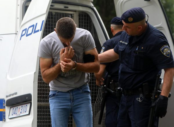 Karlovac: Privođenje muškarca koji je nožem izbo suprugu i prijatelja