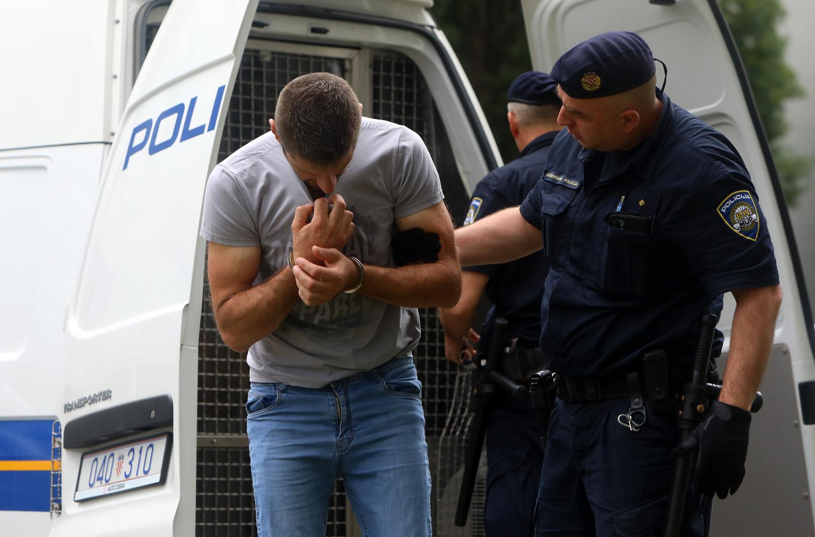 Karlovac: Privođenje muškarca koji je nožem izbo suprugu i prijatelja Karlovac: Privođenje muškarca koji je nožem izbo suprugu i prijatelja