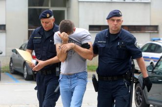 Karlovac: Privođenje muškarca koji je nožem izbo suprugu i prijatelja Karlovac: Privođenje muškarca koji je nožem izbo suprugu i prijatelja