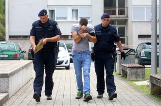Karlovac: Privođenje muškarca koji je nožem izbo suprugu i prijatelja Karlovac: Privođenje muškarca koji je nožem izbo suprugu i prijatelja