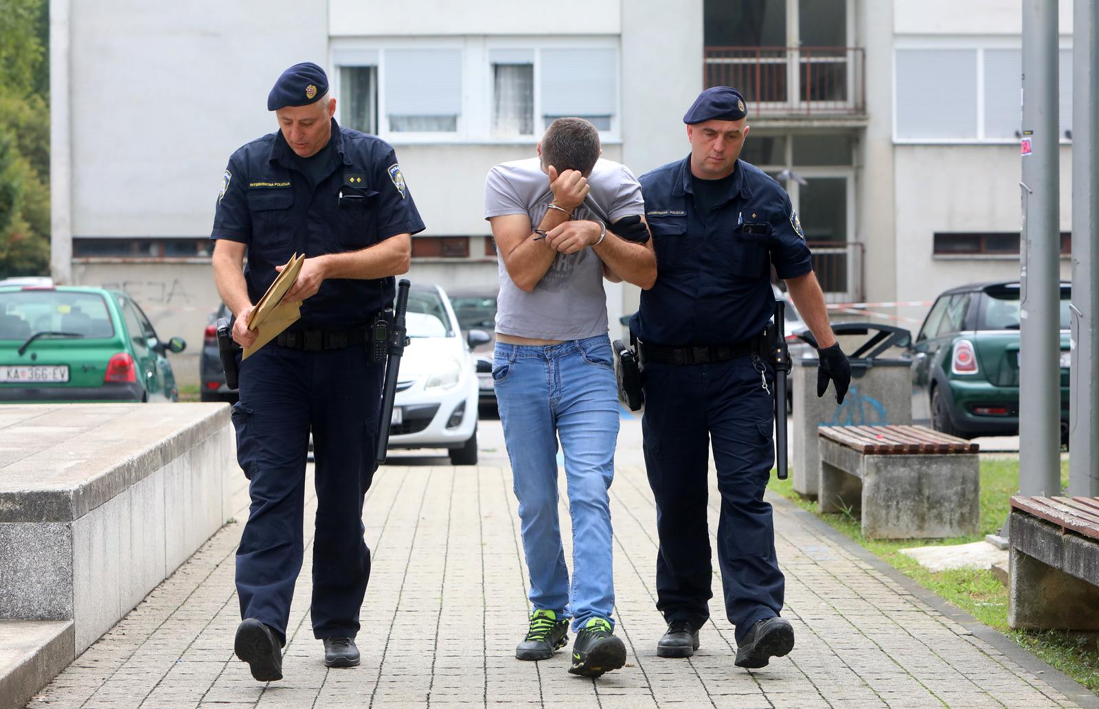 Karlovac: Privođenje muškarca koji je nožem izbo suprugu i prijatelja Karlovac: Privođenje muškarca koji je nožem izbo suprugu i prijatelja