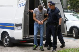 Karlovac: Privođenje muškarca koji je nožem izbo suprugu i prijatelja Karlovac: Privođenje muškarca koji je nožem izbo suprugu i prijatelja