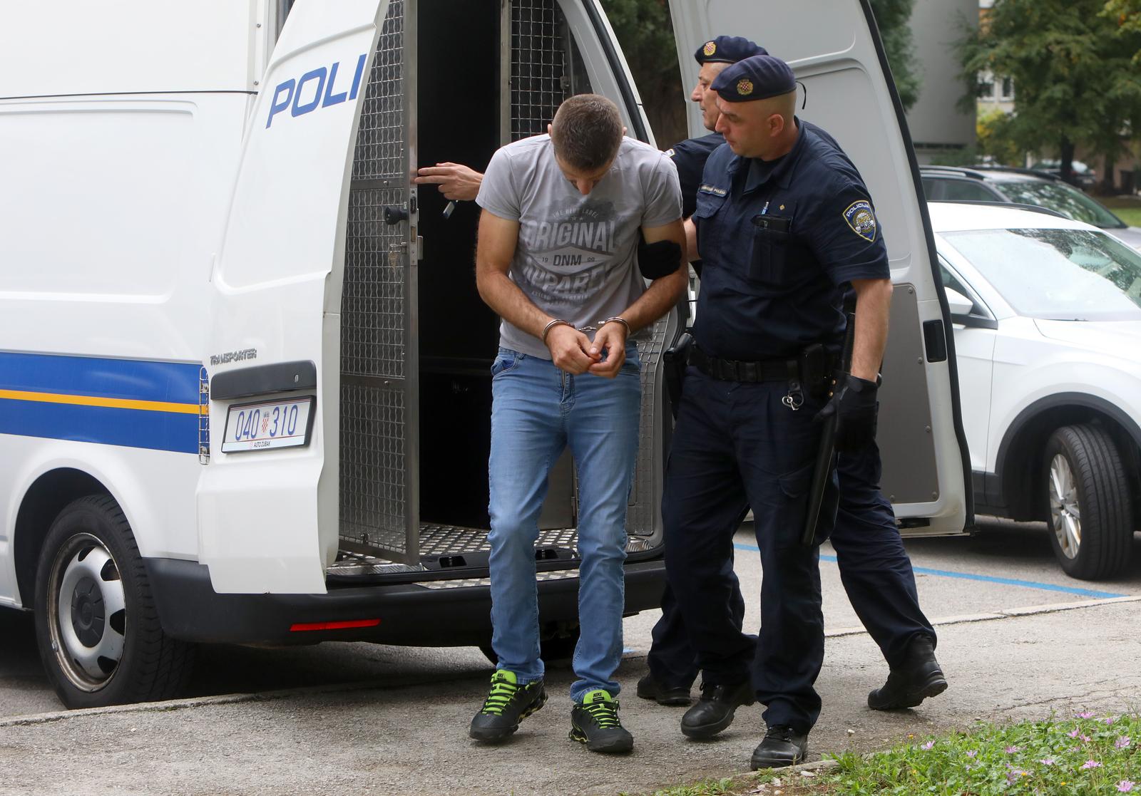 Karlovac: Privođenje muškarca koji je nožem izbo suprugu i prijatelja Karlovac: Privođenje muškarca koji je nožem izbo suprugu i prijatelja