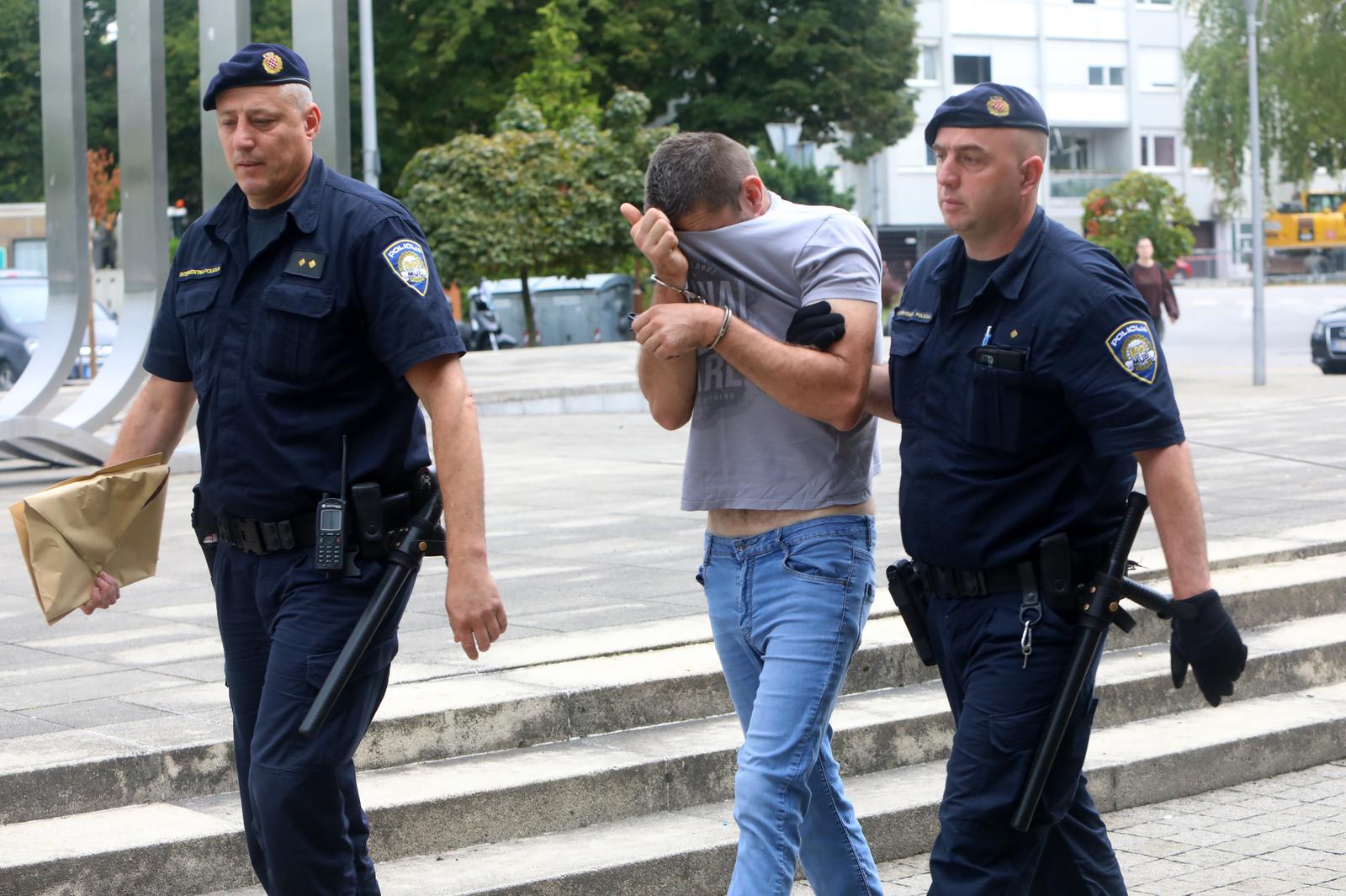 Karlovac: Privođenje muškarca koji je nožem izbo suprugu i prijatelja Karlovac: Privođenje muškarca koji je nožem izbo suprugu i prijatelja