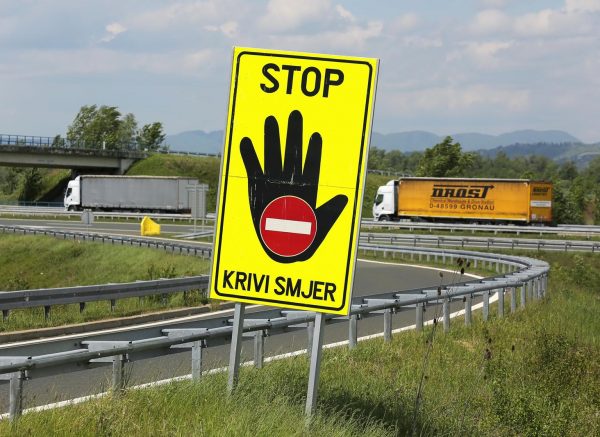 Bregana: Teglja?i ?ekaju u koloni za prijelaz slovenske granice
